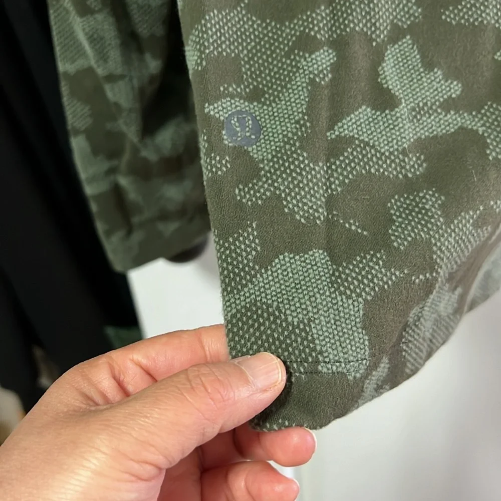 Men’s Lululemon zip up with hood (XL) - Picture 4 of 5